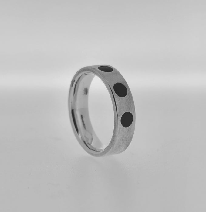 Whitby Jet and Silver Satin Band Ring NRT5EH06H