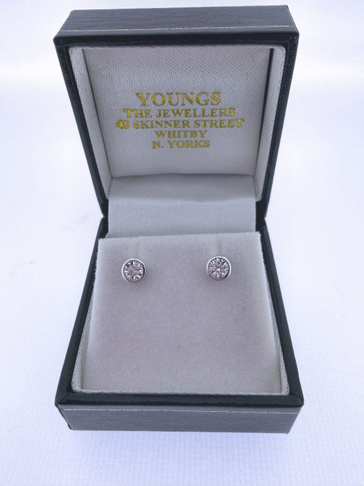 Diamond White-Gold Stud Earrings E790